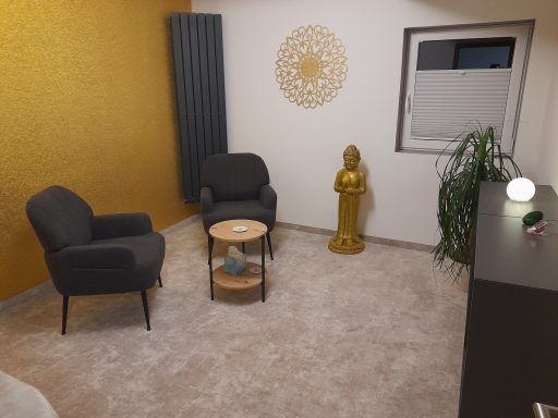 Coachingraum Gemütlicher Raum mit zwei Sesseln, Tisch, Pflanze und goldenem Statue.